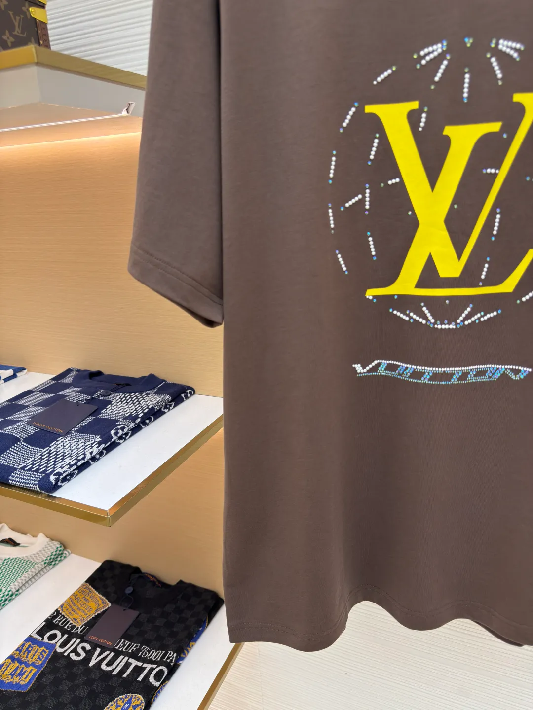 LOUIS VUITTON Diamond Route Short Sleeve ●Authentic product: Purchased and developed by 11030 ●Item number: 1680223-A25 ●Fabric: pure cotton fabric ●Technology: hot diamond ●Version: fitted version ●Weight: about 320g ●Size: XS-S-M-L ●Description: Made of 15S plain weave high-quality cotton, 230g; with 32S double yarn thread, 300g. The fabric is made of high-quality pure cotton fabric woven in a plain weave. The fabric printed with environmentally friendly glue feels soft and comfortable, and is suitable for close-fitting wear. It also has good color brightness and hiding power, and can present colorful pattern effects. Flower positioning rhinestone hot diamond printing is a unique and gorgeous decorative process, and the material is customized in shape and size. The overall wiring is straight and delicate, the fabric is comfortable and soft, and the color is consistent without color difference. It can be matched with the same style to create a fashionable look and control various occasions. Customized accessories, complete with three standards, same style for men and women!